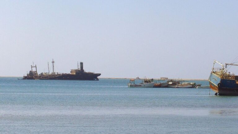 Heavy weapons  unloaded in the port of Mogadishu