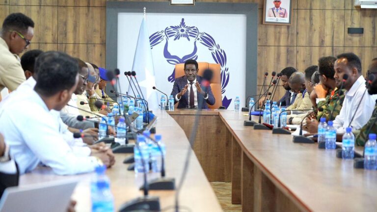 Shir looga hadlayay hubka sharci darrada ah ee dalka lasoo geliyay oo lagu qabtay Muqdisho +Sawirro