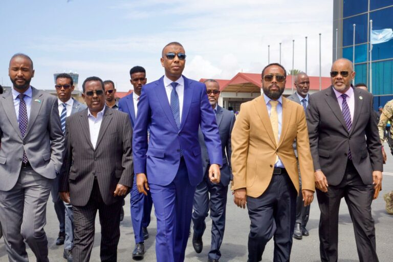 RW Xamsa Cabdi oo u amba baxay dalka Mareykanka (Akhriso Ujeedka safarkiisa )