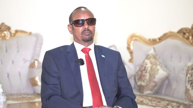 Xildhibaan katirsan golaha shacabka oo laga reebay diyaaradii uu ku tagi lahaa M/Baydhabo