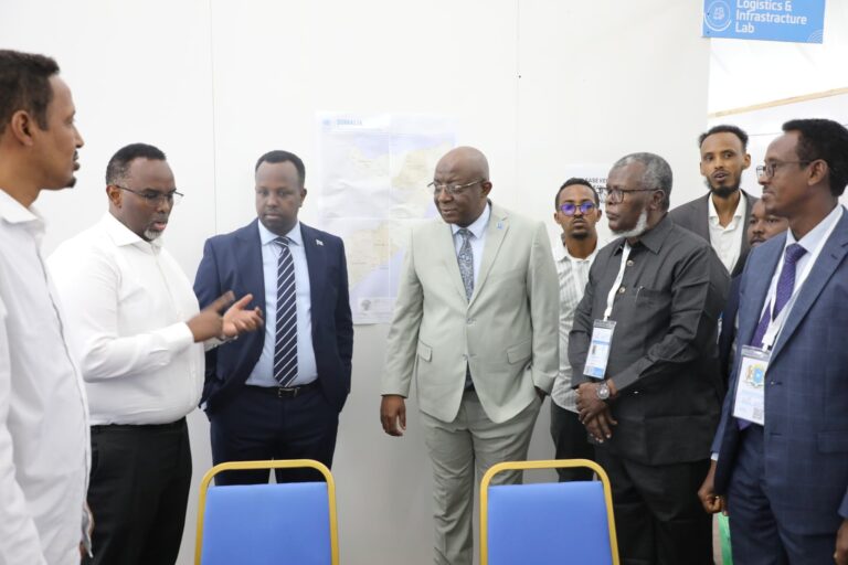 Daa’uud Aweys oo ka booqday xarun muhiim ah oo dhowaan la furay +Sawirro