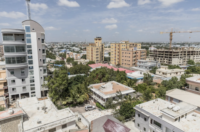 DEGDEG: Kooxo hubeysan oo goordhaw ganacsato ku dilay Degmada Deyniile