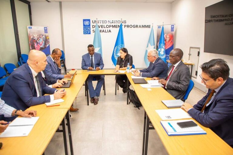 Wasiirka Dastuurka Soomaaliya oo kulan la qaatay madax katirsan UNDP