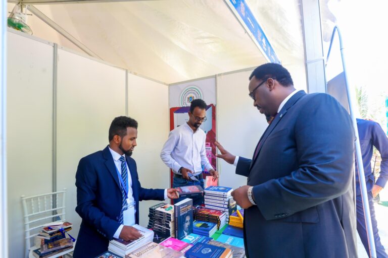 RW ku-xigeenka dalka oo furay bandhigga buugaagta ee Muqdisho