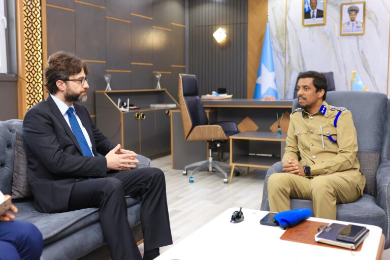 Taliyaha Booliska Soomaaliya oo la kulmay safiirka Turkiga u fadhiya Soomaaliya