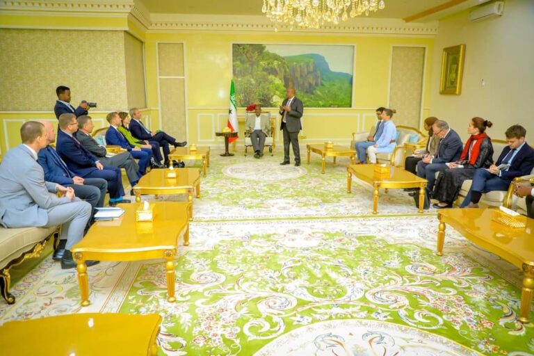 Maxey kawada hadleyn Madaxweyne Muuse Biixi iyo qaar kamid ah safiirada jooga soomaaliya ?