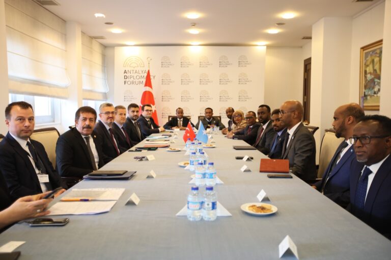 Soomaaliya iyo Turkiga oo kawada hadlay sidii loo xoojin lahaa xiriirka ka dhaxeeya