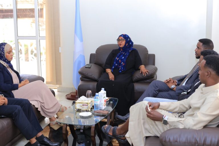 Safiirka Soomaaliya u fadhisa Dalka Yugaandha oo la kulmay guddiga beeraha ee Baarlamaanka JFS