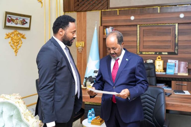 MW Xasan Sheekh oo qaabilay Suldaan Axmed oo Finland u qaabilsan geeska Afrika