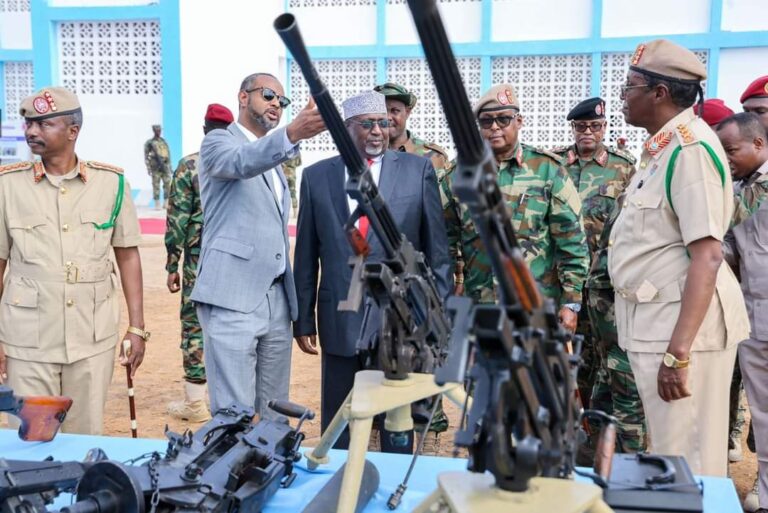 Guddoomiye Aadan Madoobe oo xariga ka jaray xarunta ciidanka dhulka