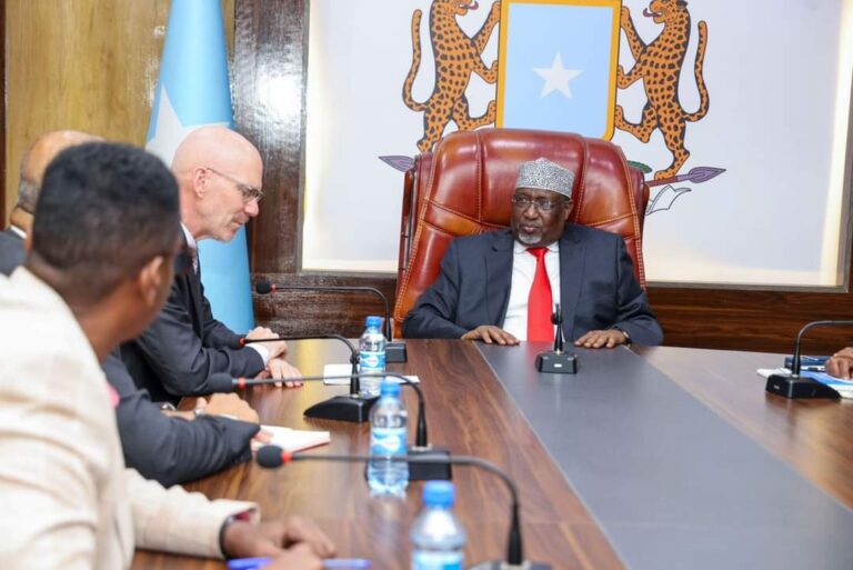 Maxey kawada hadleyn Guddoomiye Aadan Madoobe iyo James Swan ?