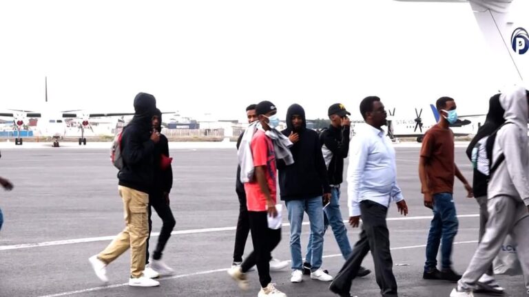 Dowladda Soomaaliya oo mar kale dalka dib ugu soo celisay dhalinyaro Soomaaliyeed oo ku xanibneyd dalka dibadiisa