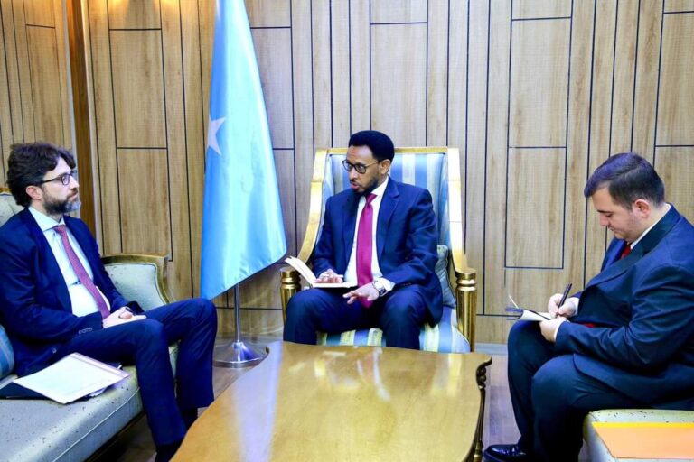 Wasiirka Maaliyadda XFS oo la kulmay safiirka Turkiga u fadhiya Soomaaliya