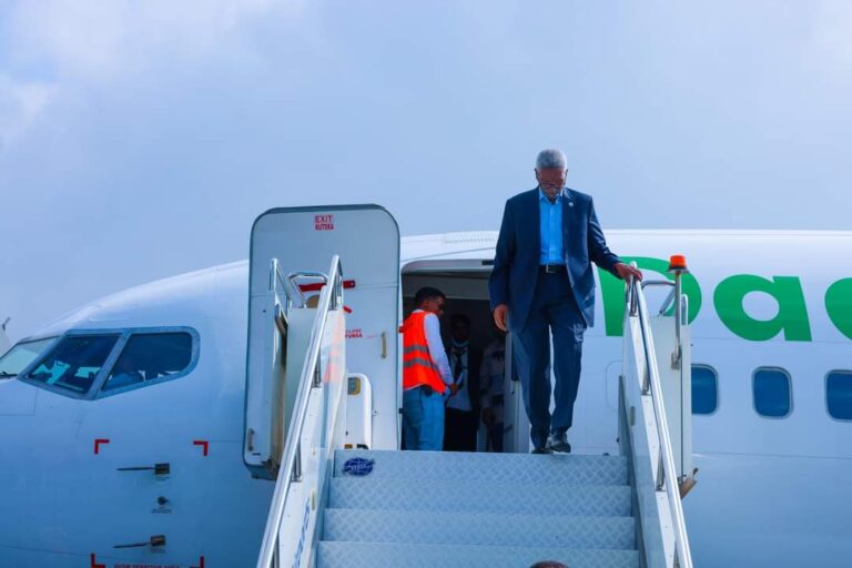 Guddoomiye Cabdi Xaashi oo dib ugu soo laabtay dalka, kaddib safarkiisi Nairobi