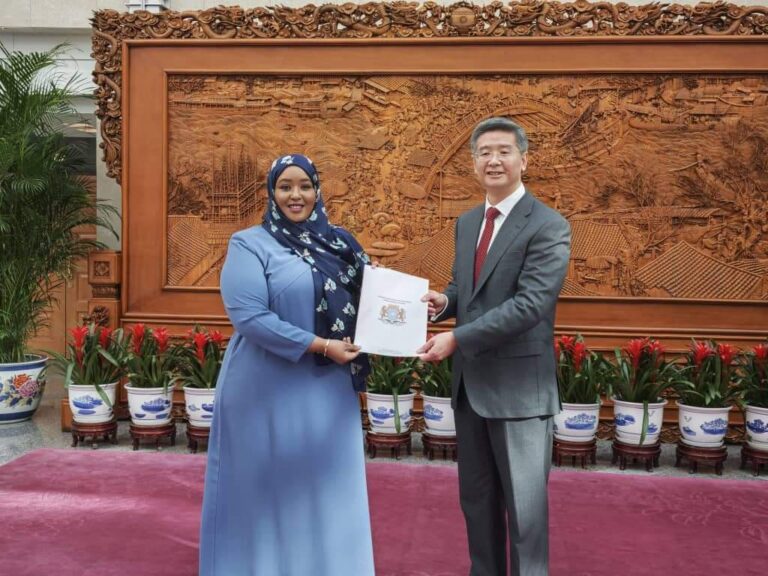 Shiinaha oo warqadaha aqaansiga ka guddoomayay safiirka cusub ee dalkaasi