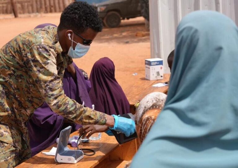 Somali National Army the Danab delivered medicines to the people living in Balidoogle.