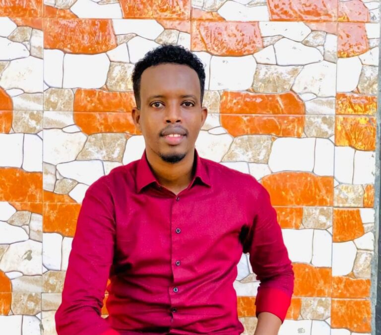 Maxamed Jibriil Agaasimaha Isgaarsiinta iyo Warbaahinta ee Wasaaradda Qurbajoogta iyo Maalgashiga oo Furay Tababarka Saxaafadda