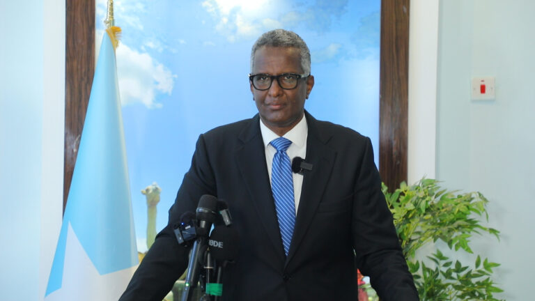 Xil. Cabdiraxmaan Cabdishakuur, oo weerar afka ku qaaday Madaxweyne Xasan Sheekh