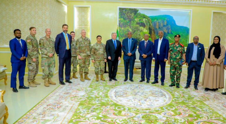 MW Muuse Biixi oo la kulmay Safiirka Mareykanka ee Soomaaliya iyo Taliyaha Ciidamada AFRICOM