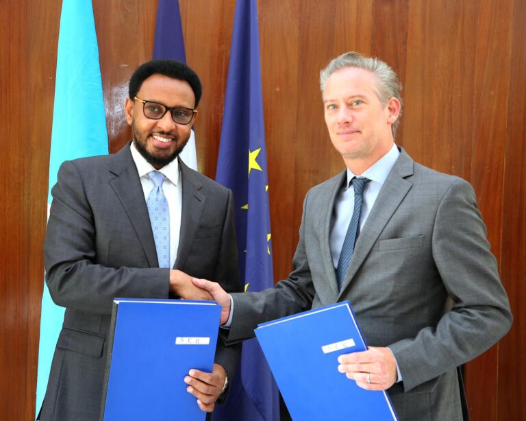 Dowladda Faransiiska oo maanta si rasmi ah Soomaaliya uga cafisay lacag dhan 145.6 Million oo dollar