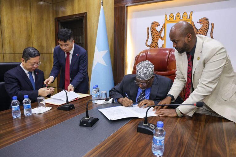 Shiinaha oo Baarlamaanka Soomaaliya ka caawinaya dhismaha iyo qalabeynta Xarunata BJFS