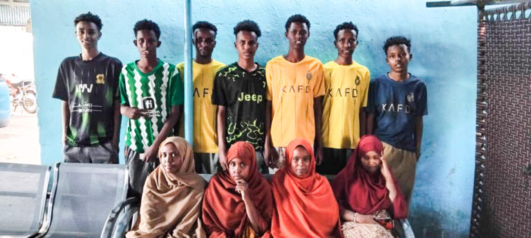 Dhallinyaro Soomaaliyeed oo tahriib ahaa oo laga sii daayay Suudaan