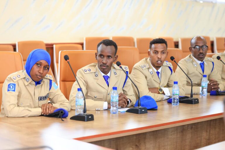 Taliye Asad Diyaano oo la kulmay saraakiil katirsan ciidanka Booliska oo soo qalin-jabiyay