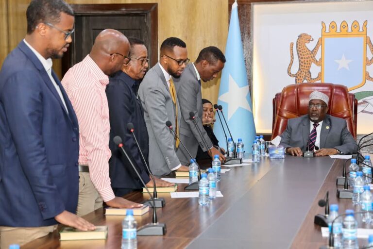 Guddoomiye Aadan Madoobe oo shir guddoomiyay kulanka guddiga joogtada ee Golaha Shacabka