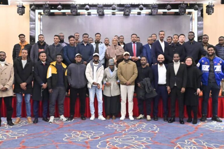Somalia government ambassador to China held a meeting with the Somali community in Yiwu City.