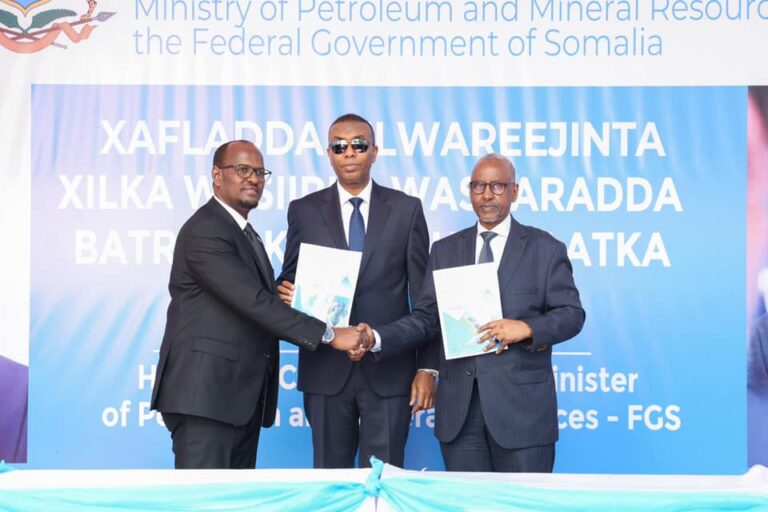 Prime Minister Hamsa handed over the position to the new Minister and the former Minister of Petroleum.