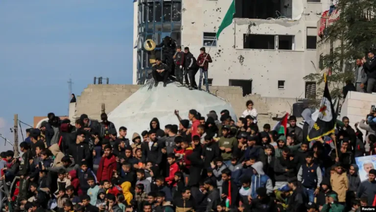 The 3 phase Hamas and Israel exchanging prisoners again after the cease-fire agreement.