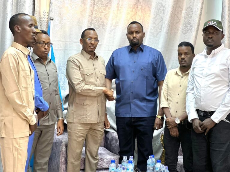 Taliye Sanbalooshe oo soo afjaray khilaaf siyaasadeedkii u dhaxeeyay dowladda dhexe iyo siyaasi Cabdullahi Ganeey