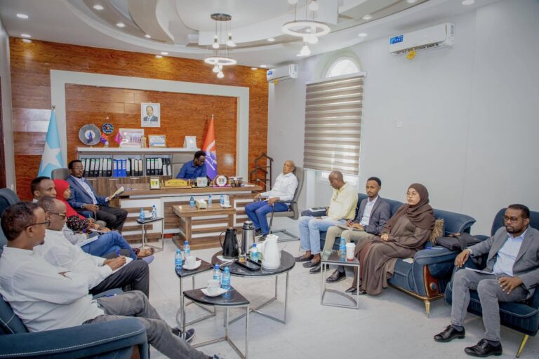 Guddoomiyaha ku-xigeenka amniga gobolka Banaadir oo qabtay kulan looga hadlay amniga