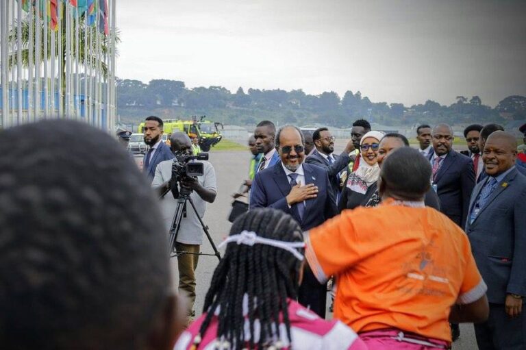 Madaxweyne Xasan Sheekh oo si weyn loogu soo dhaweeyay Magaalada Kambaala