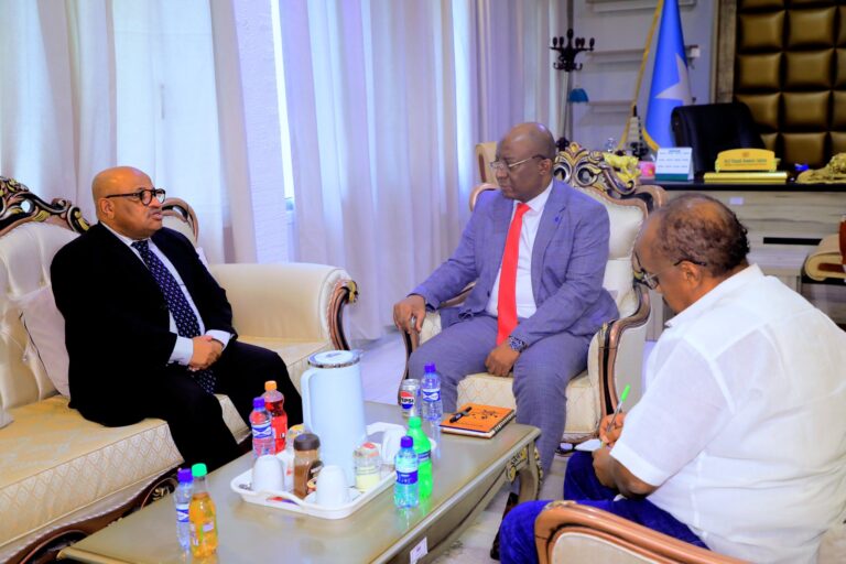 Wasiirka waraafinta Soomaaliya oo la kulmay madaxa howlgalka cusub ee Soomaaiya AUSSOM