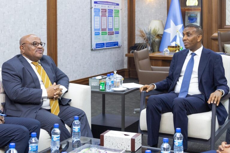 Maxey kawada hadleyn RW Xamsa iyo wakiilka midowga Afrika u qaabilsan Soomaaliya ?