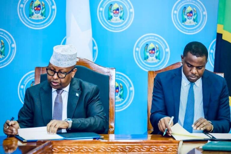 Soomaaliya iyo Tanzania oo seddex heshiis ku kala saxiixday Daaru-salaam