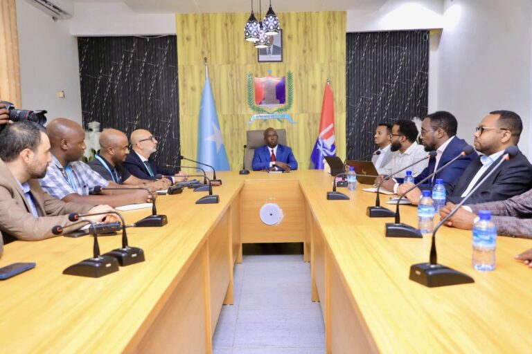 Guddoomiyaha gobolka Banaadir oo la kulmay madax ka socotay hay’addo caalami ah