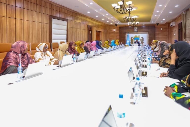 Ra’iisul Wasaare Xamsa oo la kulmay Haweenka Ololaha Hooyo u hiilli Qaranka