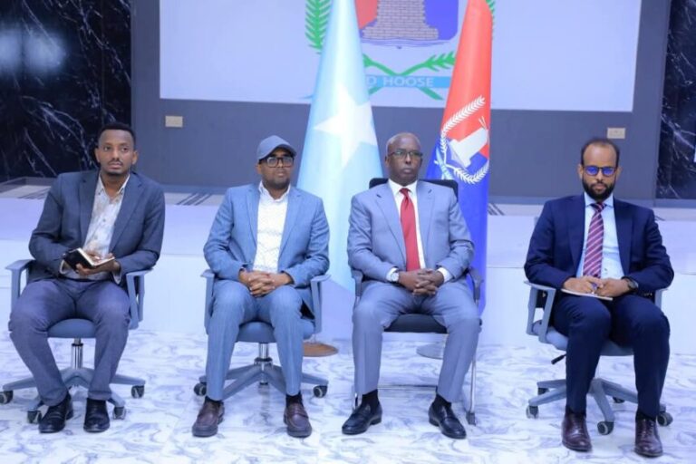 The governor of Banadir region held a meeting with the heads of the Somali Chamber of Commerce.