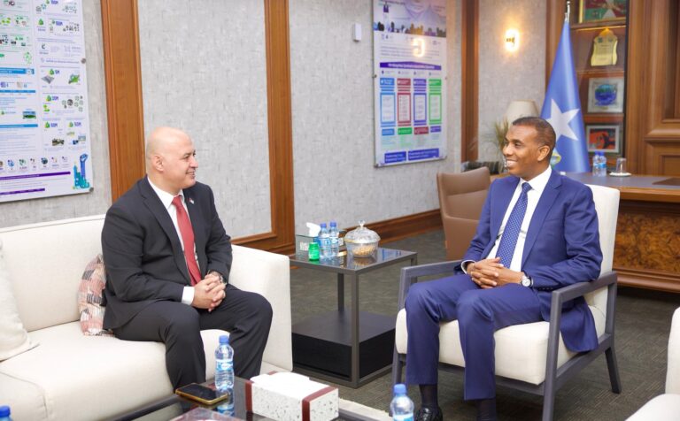 RW Xamsa oo la kulmay safiirka dowladda Falastiin u fadhiya Soomaaliya