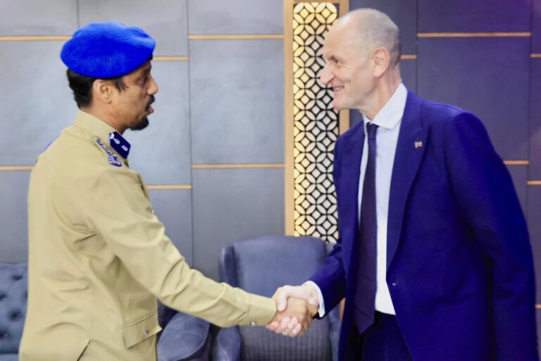 Taliyaha Booliska Soomaaliya oo kulan xasaasi ah la yeeshay safiirka Ingiriiska u fadhiya Soomaaliya