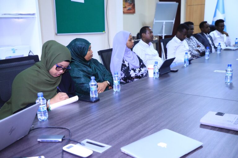 Shir looga hadlayay sidii aqoonsi heer qaran loo siina lahaa Qaxootiga oo ka furmay Muqdisho