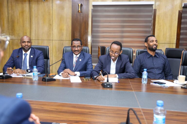 Guddoomiye Aadan Madoobe oo shir guddoomiyey kulan joogtada ee BJFS