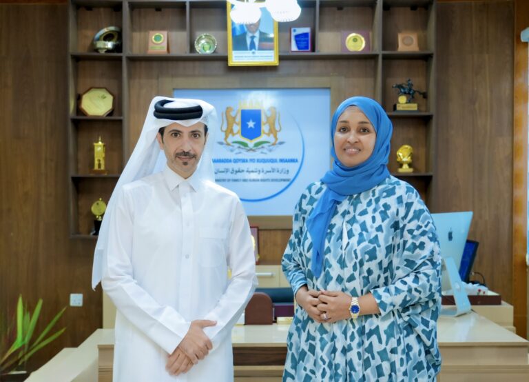 Wasiirka Qoyska ee XFS oo la kulmay safiirka Qatar u fadhiya Soomaaliya