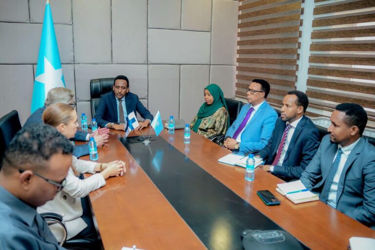 Mustaf Dhuxulow oo kulan xasaasi ah la yeeshay safiirka Finland u fadhiya Soomaaliya