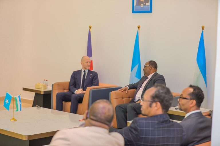 Siciid Deni oo kulan xasaasi ah la qaatay safiirka Ingiriiska u fadhiya Soomaaliya