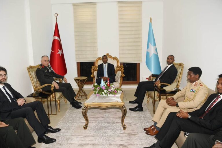 The Turkish military commander,  General Metin GÜRAK arrived in Mogadishu at a time when Turkish President is expected to visit Mogadishu.