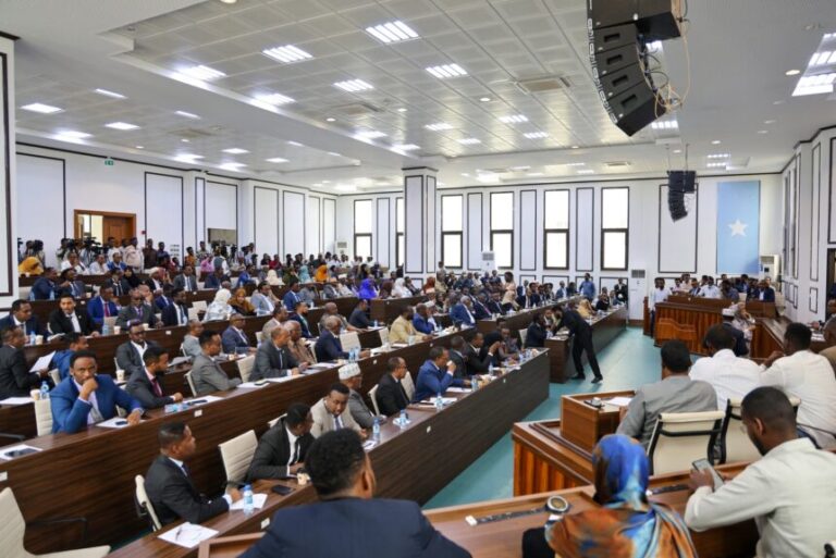 Xildhibaano katirsan golaha shacabka oo ka horyimid mooshin looga jarayo $500 oo mushaarkooda ah