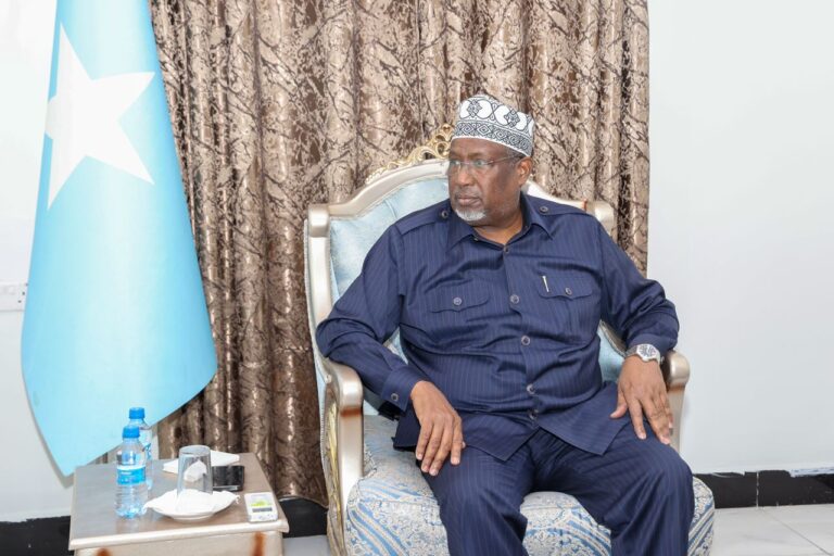 Guddoomiye Aadan Madoobe oo dib u fasaxay xildhibaano laga ganaaxay kulamada golaha shacabka